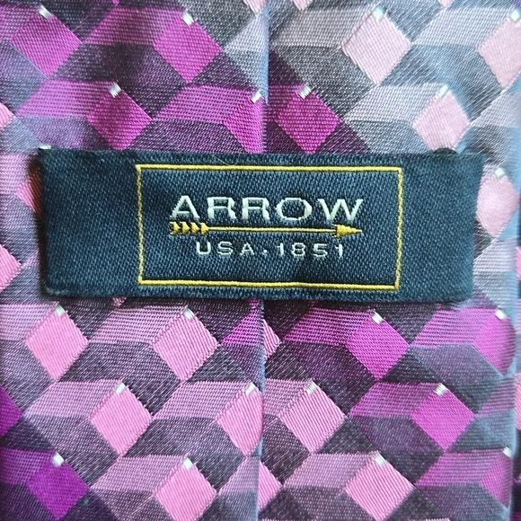 Arrow 3-D looking squares necktie. - Picture 4 of 6